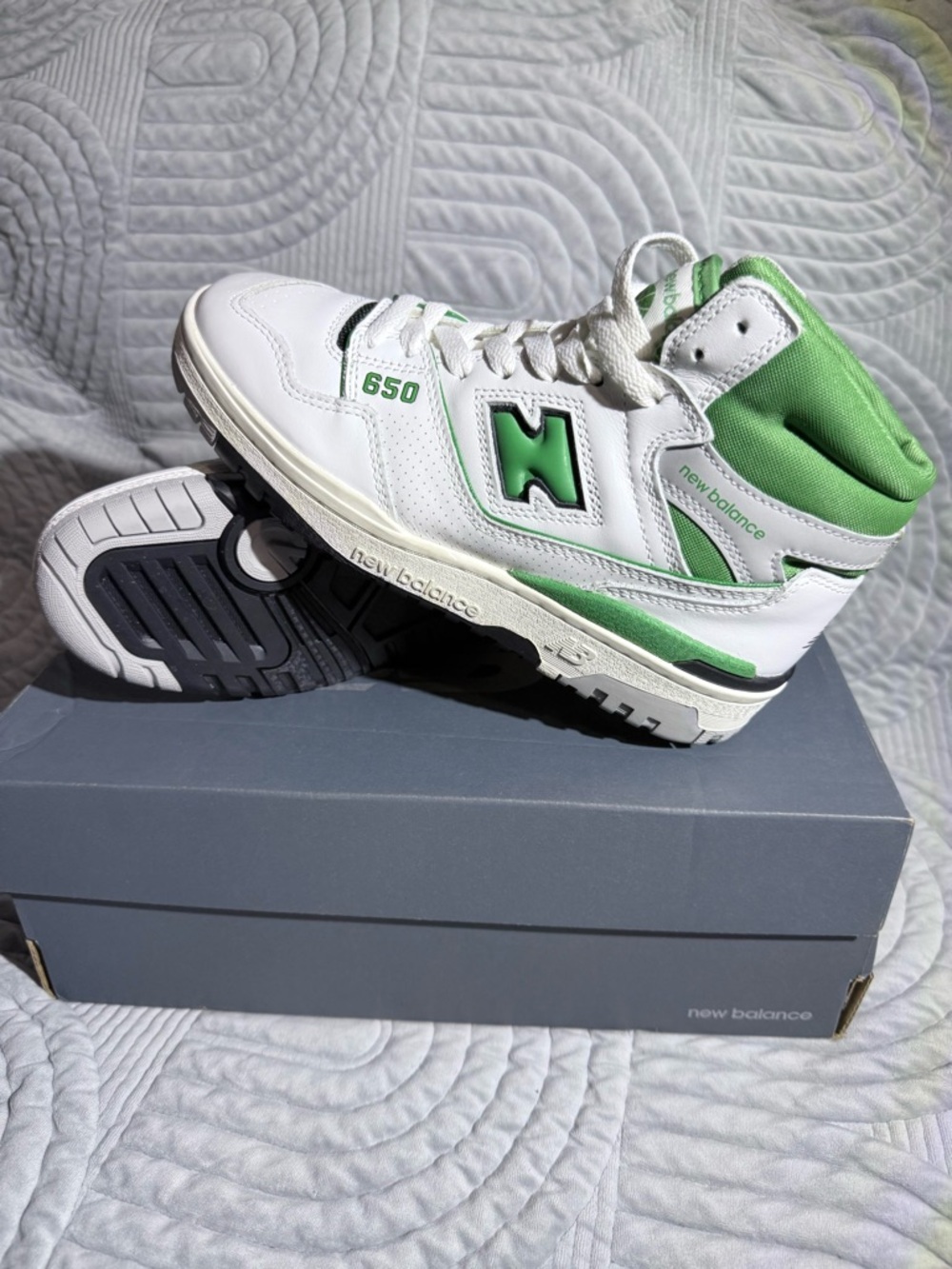 New Balance Men's White & Green High-Top Sneakers

Size: Mens-5.5 Womens-7